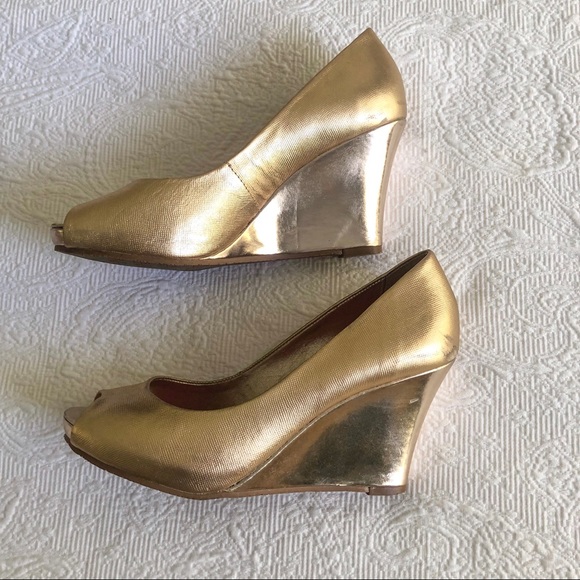 Lilly Pulitzer Resort Chic Wedge in Gold size 6 - Picture 7 of 9